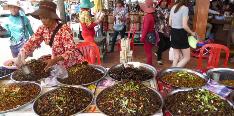 Bild: Essenschalen in Kambodscha auf dem Markt