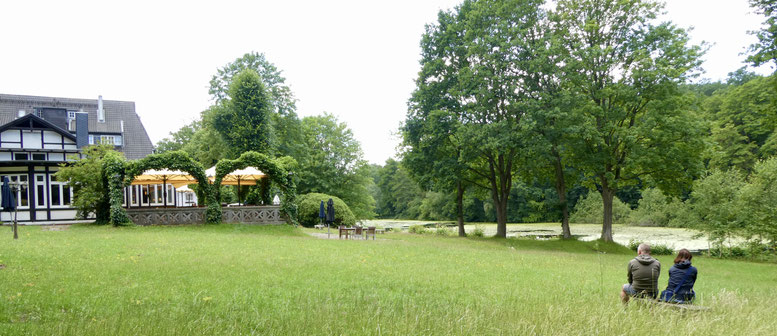 Bild: Restaurant Waldesruh mit Terrasse und dem Mühlenteich