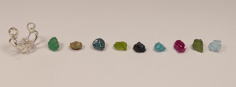 Emeraude - Diamant - Zircon bleu - Péridot - Saphir bleu - Apatite - Rubis - Saphir vert - Aigue-marine