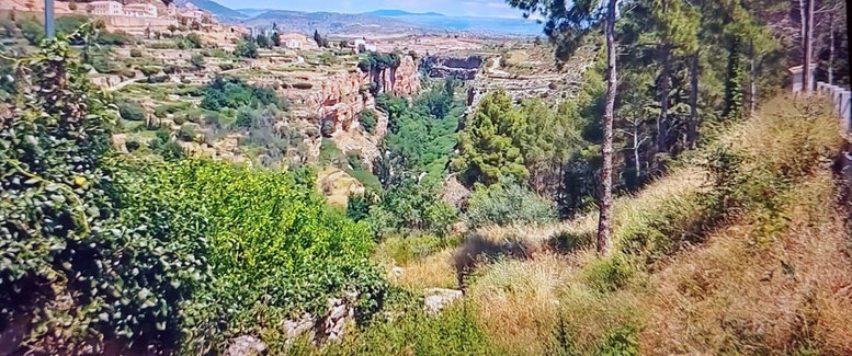 Una hermosa imagen de la serranía valenciana. Ofrece varias actividades: desde senderismo, a escalada, rápel, gastronomía.