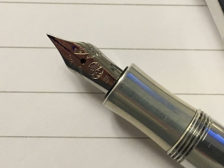 Schöne Feder mit Kaweco-Prägung. Das kostet Geld! Nicht alle Federstärken können auf einem Stempel produziert werden.