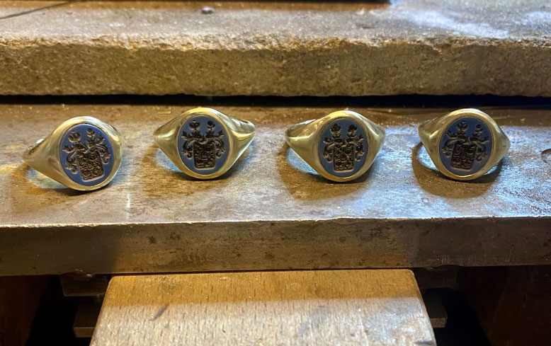 Herstellung eines individuellen Wappenrings in einer Goldschmiedewerkstatt