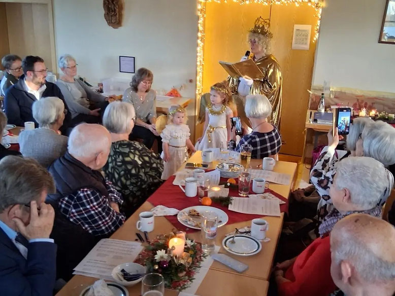 „Advent ist a Leuchtn, a Licht in da Nacht“ – unter dieses Motto lässt sich die Adventsfeier der Weiherhammerer Seniorengruppe stellen. Bild: Siggi Bock