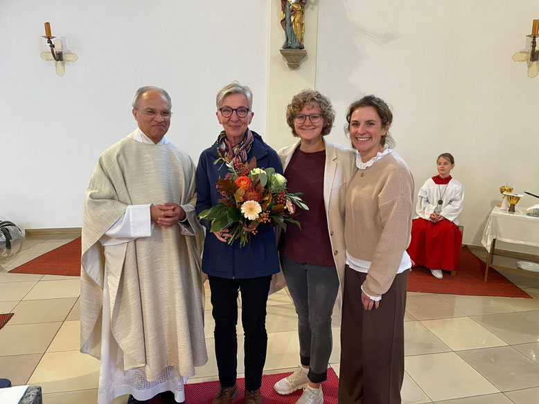 (v.l.) Pfr. Puthenchira mit Ulrike Rauch, Melanie Tafelmeier und Christina Ach