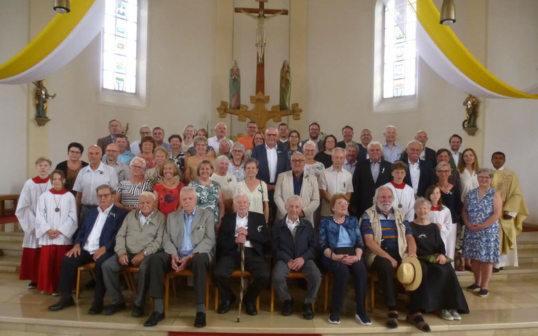Dankbarkeit, Freude und Vertrauen auf Gottes Segen prägten den Festgottesdienst. Hans Braun und Siegfried Stark (sitzend 4. und 5. von links) konnten das seltene 80-jährige Kommunionjubiläum feiern. (Bild: Siegfried Bock)