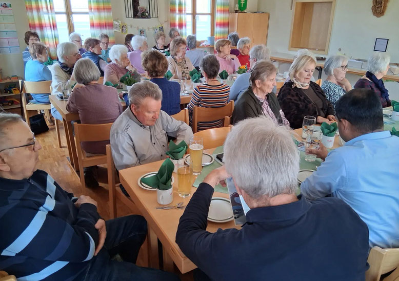 Aufmerksam lauschten die Pfarrsenioren den Ausführungen von „Pflege mit Herz und Hand”-Chefin Melanie Fischer. (Bild: Siegfried Bock)