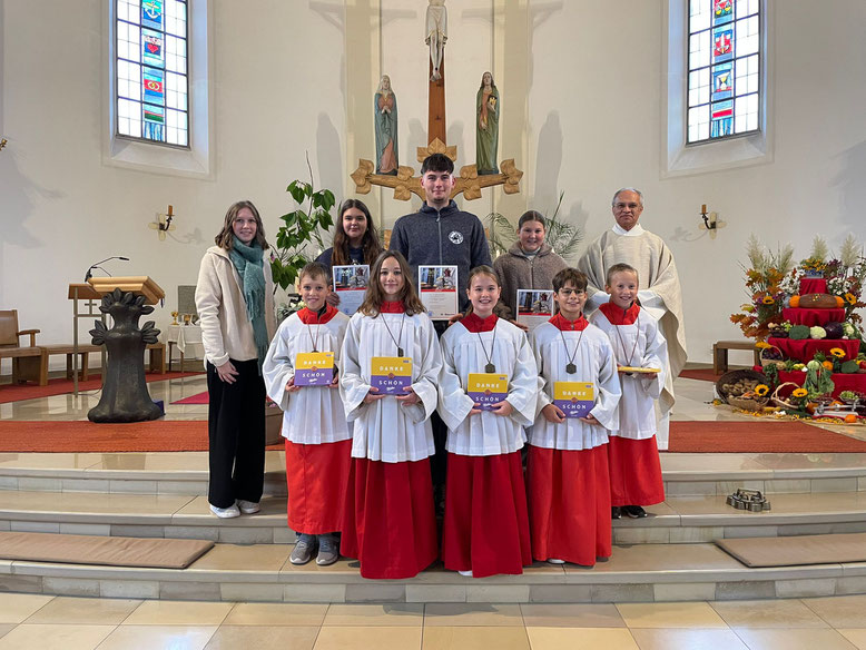 (von links vorne) Andreas Aigner, Martha Siebert, Theresa Schusser, Jakob Lehnert, Maximilian Säckl, (von links hinten) Pia Linsmeier, Leon Kiener und Mia Melischko