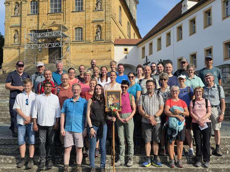 Angekommen auf dem Heiligen Berg der Oberpfalz: Die Pilgergruppe aus Weiherhammer mit Pater Prince, Leiter Thomas Rauch und Gnadenbildträgerin Stefanie Langner (vorne von links). Bild: Siggi Bock