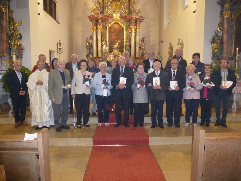 Elf Paare brachten ihren Dank vor Gott: Eduard und Rita Schreglmann feiern das 65-jährige, Alfons und Emma Bogner, Hans und Rosmarie Wagner das 60-jährige Jubiläum (vorne von links); Bild: S. Bock