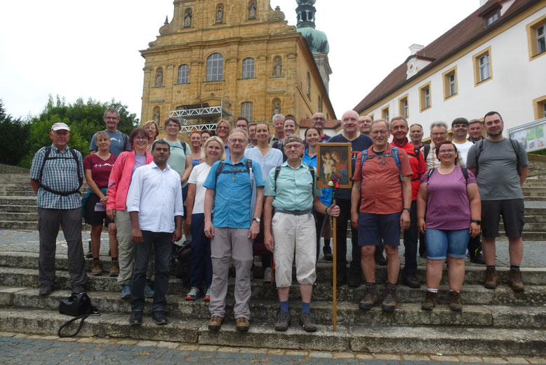 Die Pilgergruppe aus Weiherhammer am Ziel auf den Stufen zur Bergkirche Mariahilf in Amberg. (Bild: Siggi Bock)