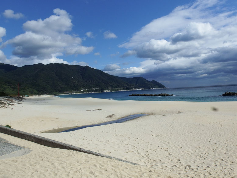 岸良海岸全景　おだやかな湾奥に白い砂浜が横たわる絶景