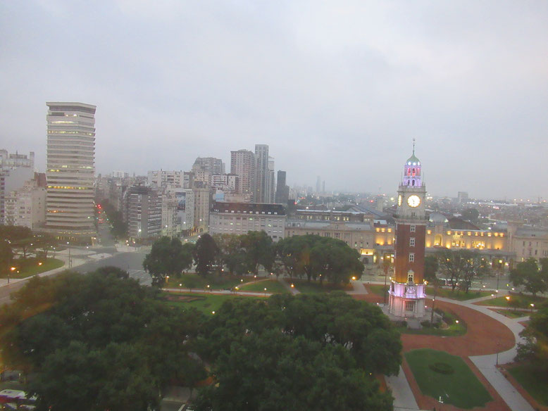 ホテルの窓から夕方の風景