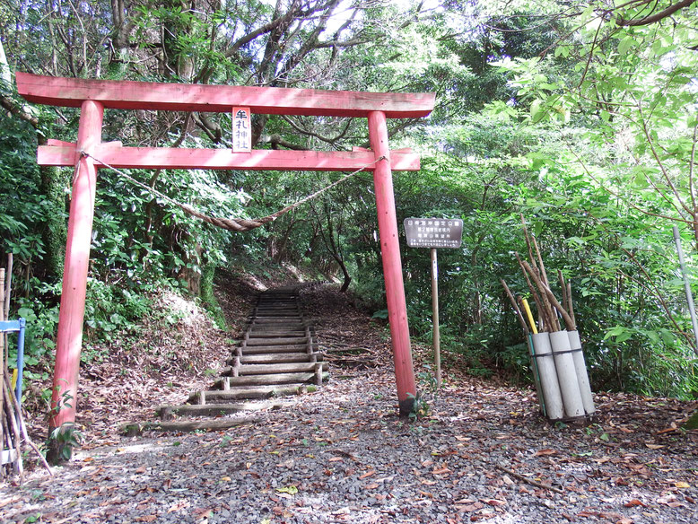 登山口にある鳥居。山頂がご神体ということ。杖もたくさん準備してある。