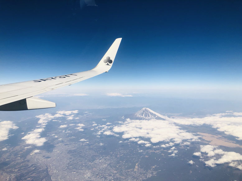 帰りの飛行機から富士山見えました