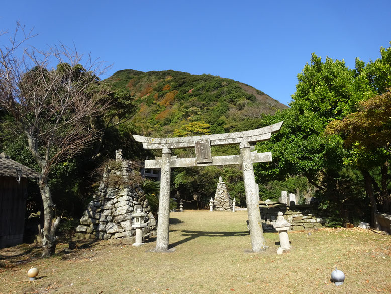 三角錐状の石積み(磐境)が2基、珍しいです