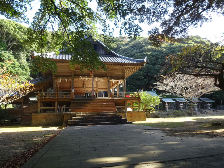 海人神社(暗くて長い階段を上りきると、予想以上に明るく広い場所に出る)