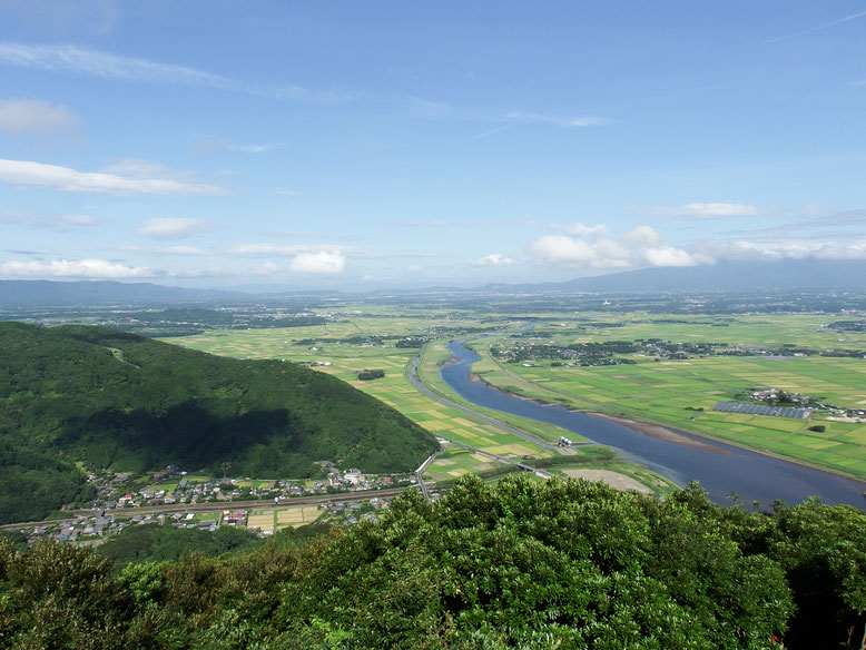 展望台からの風景。肝付川が中央を流れる。