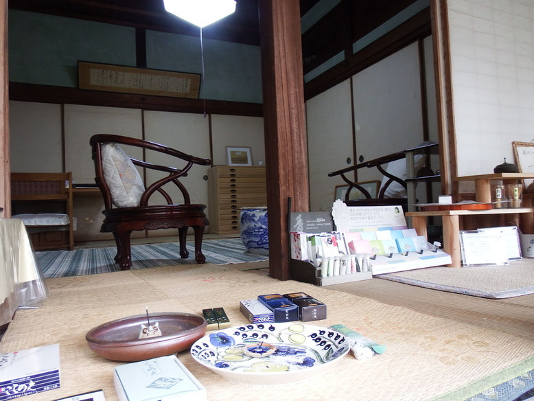落ち着いた雰囲気の一輪館 お香はお試しできます