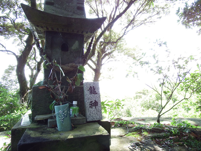 山頂のお宮に鎮座する祠。この向こうには志布志湾が広がっている。