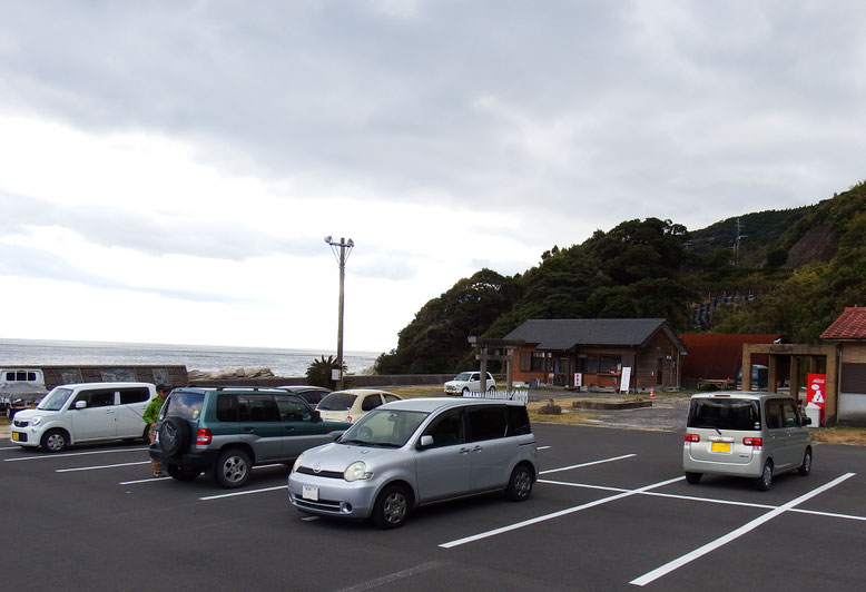 釣客とカフェのお客さんの休憩所駐車場 中央に謎の鳥居が立っている