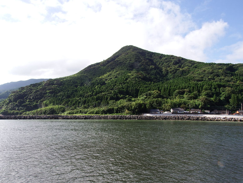 肝付川の対岸から見た権現山(標高320m)。国見連山の北端に位置する。
