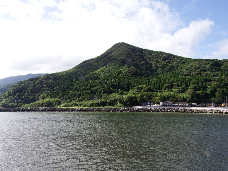 　肝付川の対岸から見た権現山（標高320m）。国見連山の北端に位置する。