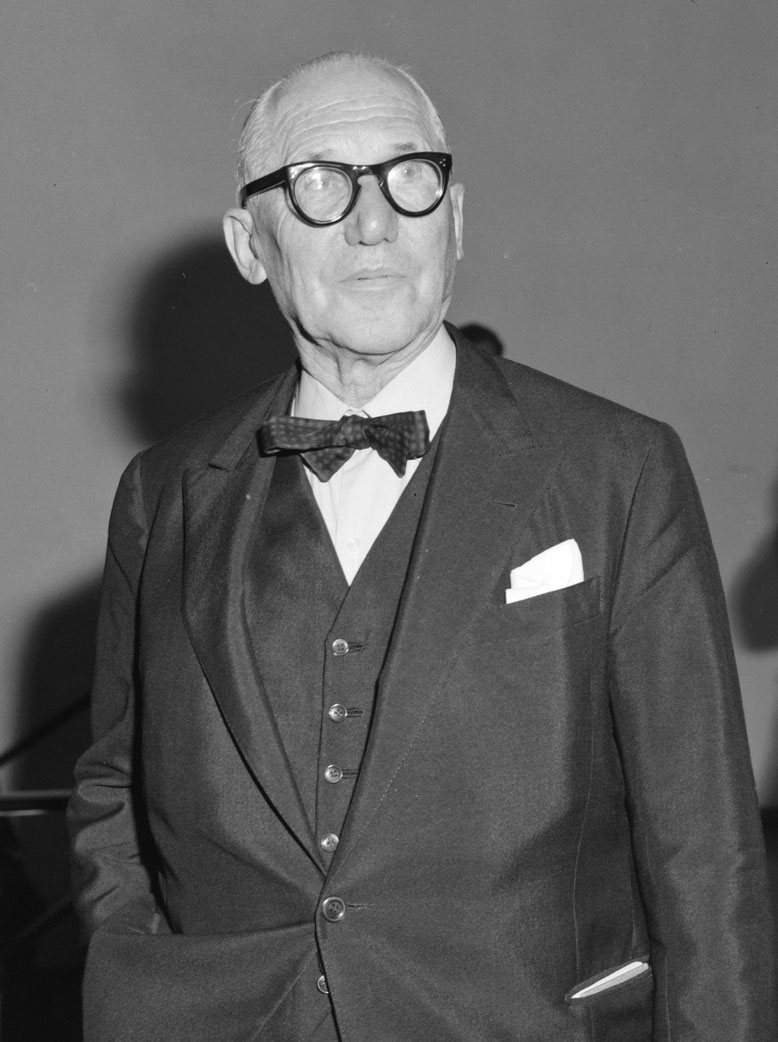 Le Corbusier vor dem Paravent in der Halle des Immeuble Molitor. Bemalte, mit Beton hintergossene Welleternitplatten, ausgeführt als Prototyp einer Brise-soleil-Konstruktion, Foto: © Willy Rizzo, 1959