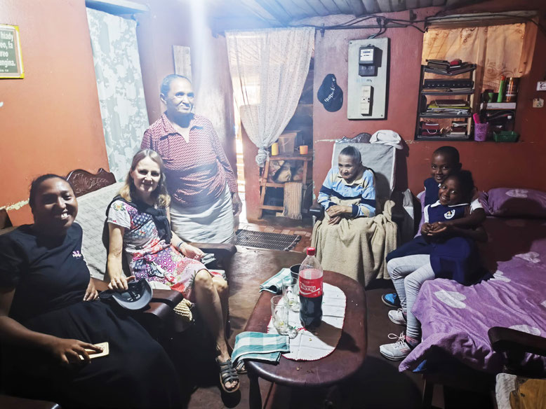 Immersion chez Faranirina, famille malgache réunie dans leur maison à Antananarivo