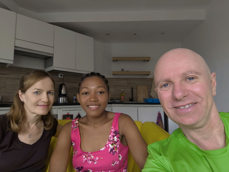 Rencontre entre des missionnaires et Gostine à Madagascar, moment d’échange autour de la foi