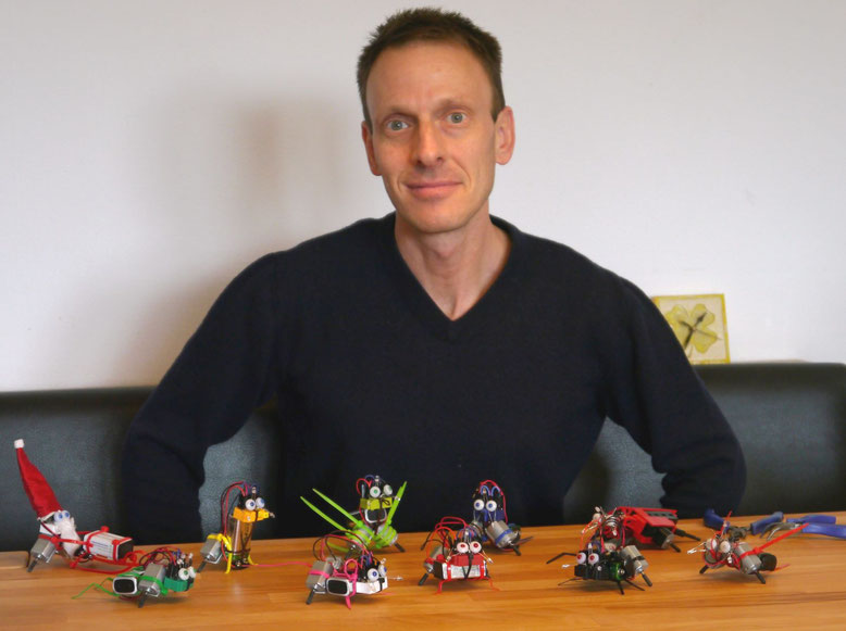 Tino Werner mit seinen Roboterbausätzen