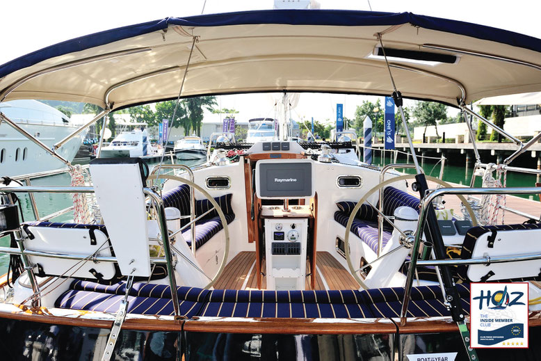 Elegantes Yachtcockpit mit Doppelkonsolen – HOZ INSIDE MEMBER CLUB™, Exzellenz in Nautik, Design und maritimer Perfektion.