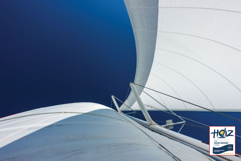 Segel in blauem Himmel – HOZ INSIDE MEMBER CLUB™ Segelerlebnis