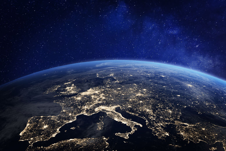 Europa bei Nacht aus dem Weltraum – Leitbild der NAUTISCHEN AKADEMIE SCHWEIZ™: Wissen, Praxis und Seefahrtskultur auf höchstem Niveau.