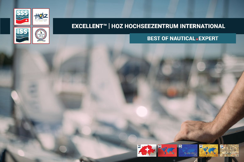 Hand auf Reling mit Yachthafen im Hintergrund – Darstellung des EXCELLENT™ HOZ HOCHSEEZENTRUM INTERNATIONAL™, Kompetenzzentrum für Skippertraining und Hochseepraxis.
