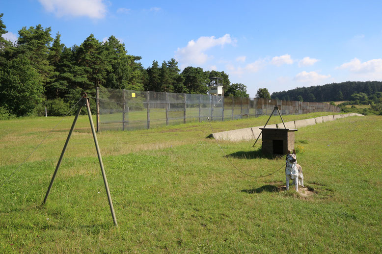 Kettenhund, Fahrzeugsperre und Grenzzaun.