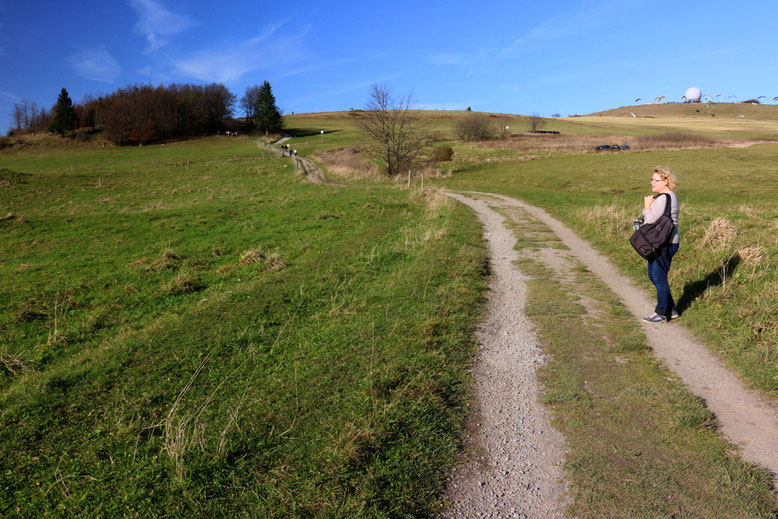 Nun ist es nicht mehr weit bis zum höchsten Punkt des Wanderweges unterhalb der Wasserkuppe (rechts oben im Bild). 