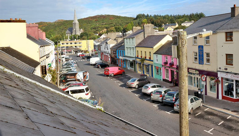 Blick aus dem Dachfester unseres Hostel-Zimmers auf das morgendliche Clifden.