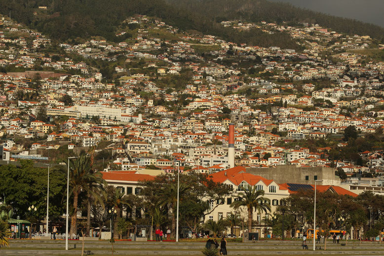 Raumgreifendes Stadtgebiet von Funchal.