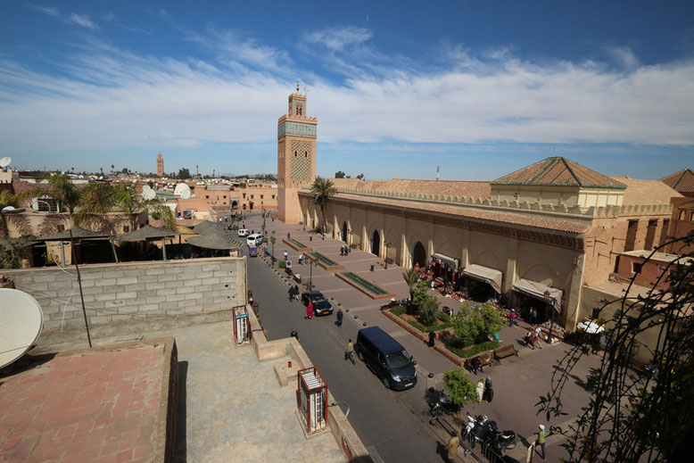 Benachbarte Moulay El yazid Moschee von der Dachterrasse des Cafes aus aufgenommen.