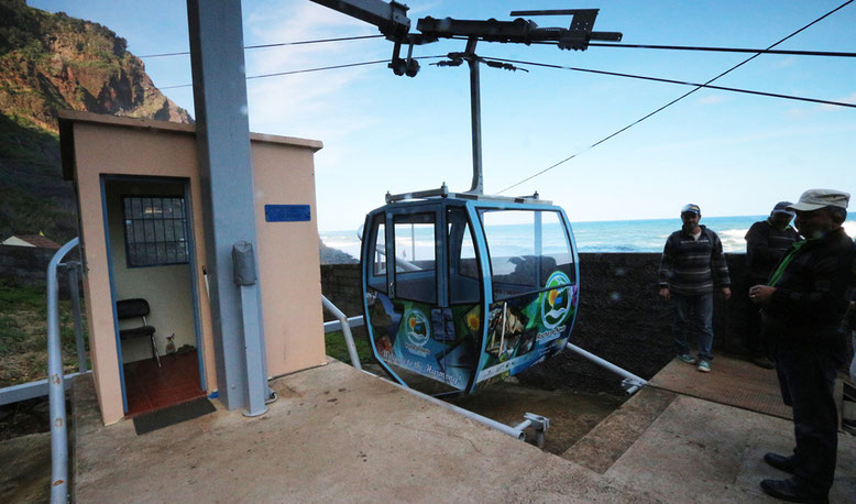 Gondel an der Talstation der Bauernseilbahn.