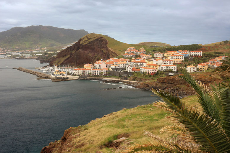 Blick von Ponta das Gaivotas an der ER214 auf Quinta do Lorde auf der Ponta de São Lourenço.