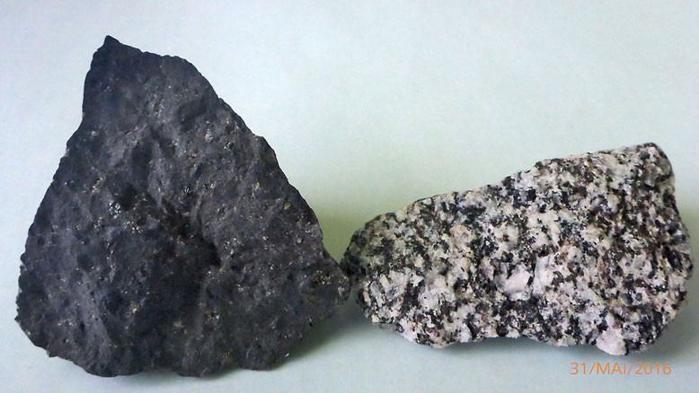 Zum Vergleich links im Bild das massig, fast strukturlos erscheinende  Ergussgestein Basalt, ein Vulkanit und rechts im Bild das grobkristalline Tiefengestein Granit, ein Plutonit.