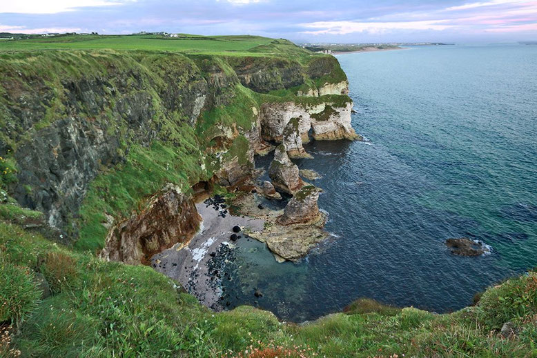 White Cliffs östlich des Golfplatzes von Portrush.