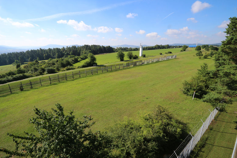 Ehemaliger innerdeutscher Grenzstreifen mit Blick vom US-Wachturm am Point Alpha in Richtung Südwesten und Thüringen.