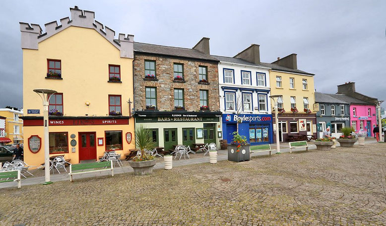 Fein herausgeputzte Häuserfassaden und aufgeräumte Straßen und Plätze in Clifden.
