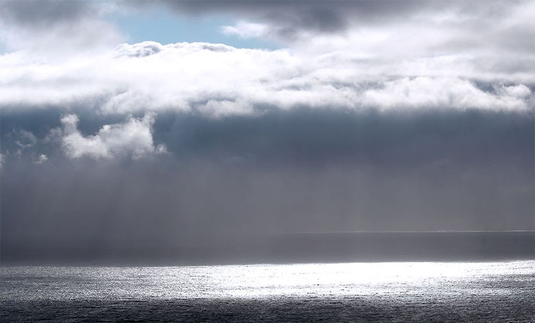 Regenwolken über der See vor Slieve League.