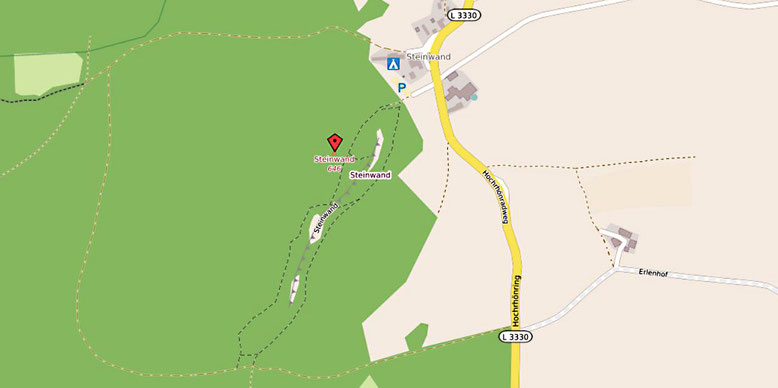 Die Steinwand liegt nördlich von Poppenhausen und östlich von Dipperz. Die Steinwand ist vollständig von Wald umgeben und deshalb von der Straße aus kaum zu erkennen (Quelle: openstreetmap, Lizenz CC-BY-SA 2.0).