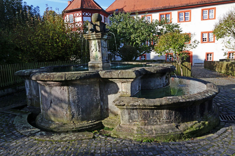 Seit 1710 steht der Marktbrunnen aus einem runden Sandsteintrog mit Vorbecken. Die Schlichtheit des Brunnens wird durch die Mittelsäule mit Steinkugel unterstrichen.