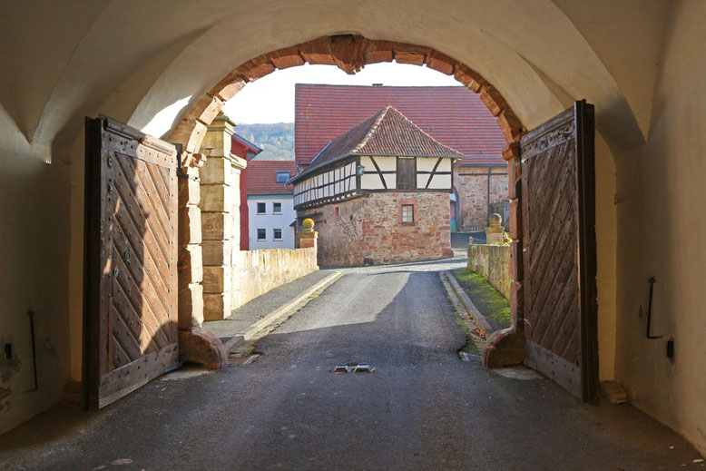 Durchfahrt unter dem Roten Schloss in den Innenhof der drei Schlösser.