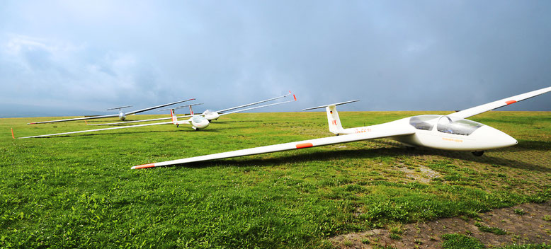 Segelflugzeuge warten auf den nächsten Einsatz.